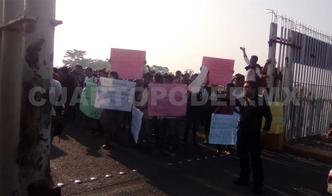 Protestan migrantes en cruce del puente internacional