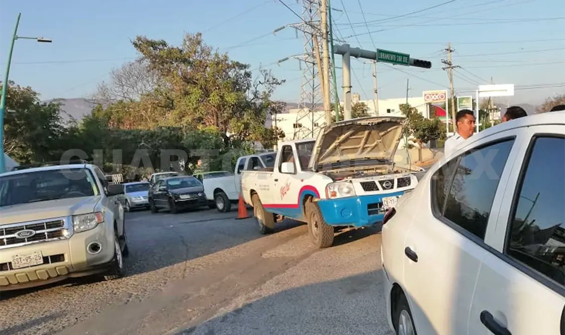 Camión de refrescos choca contra carro del SNTE