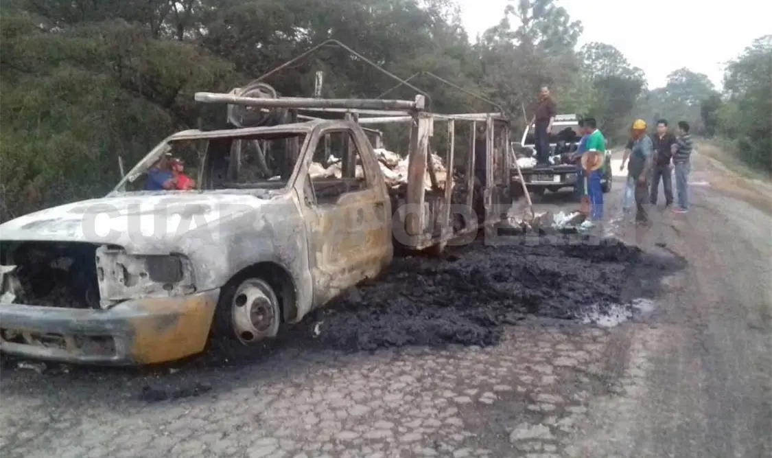 Se calcina camión que iba cargado con bultos de azúcar