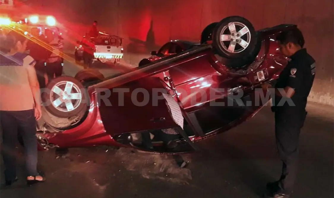 Vuelca por ir a exceso de velocidad