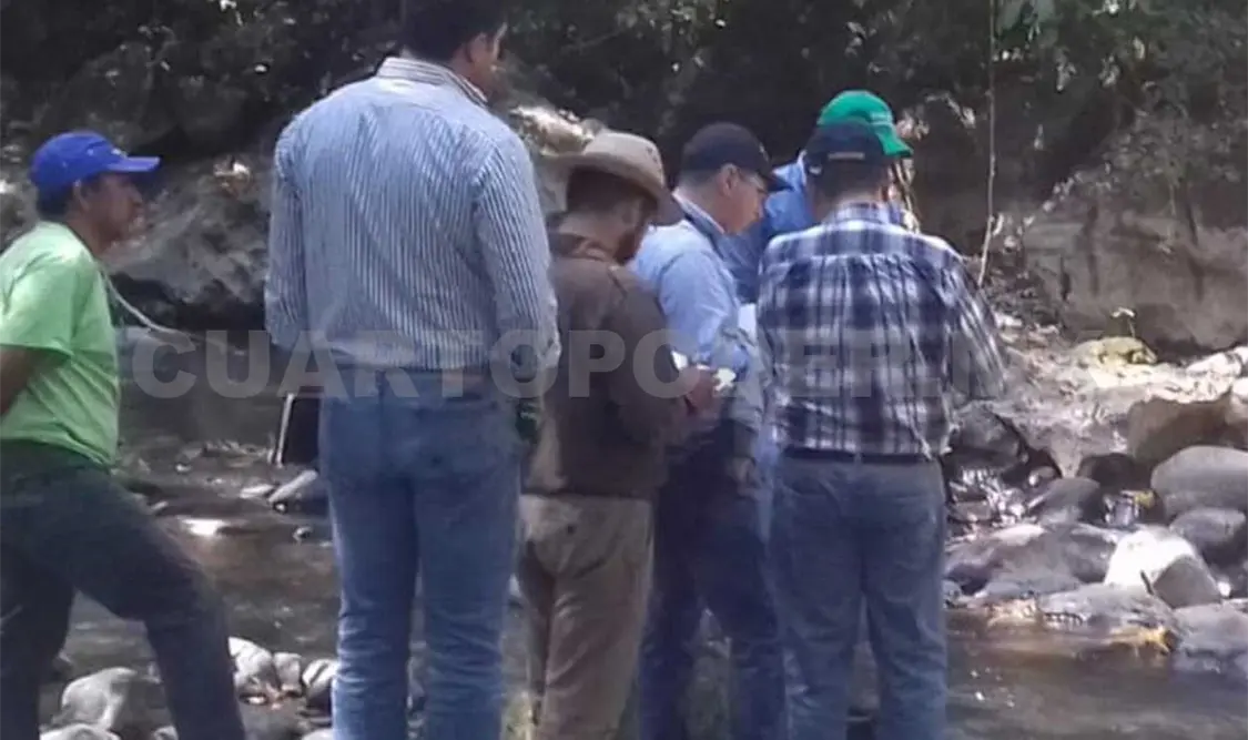 Socavón se “traga” agua de un río