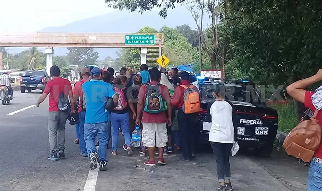 Policías impiden que migrantes ingresen a Huixtla