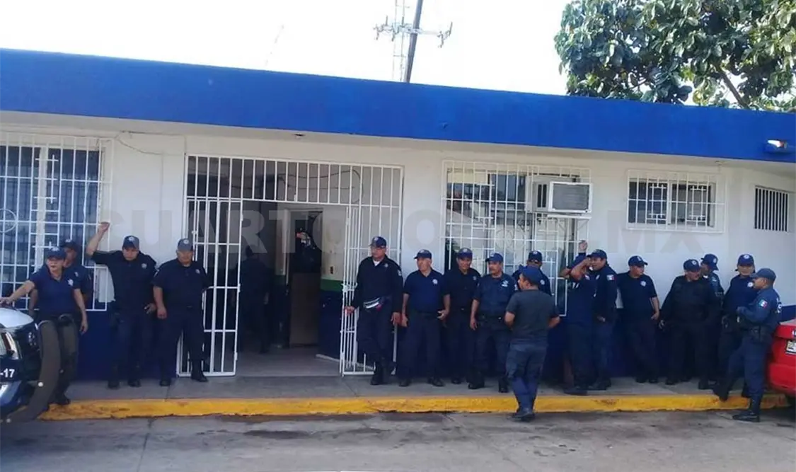 Policías se manifiestan por despidos injustificados