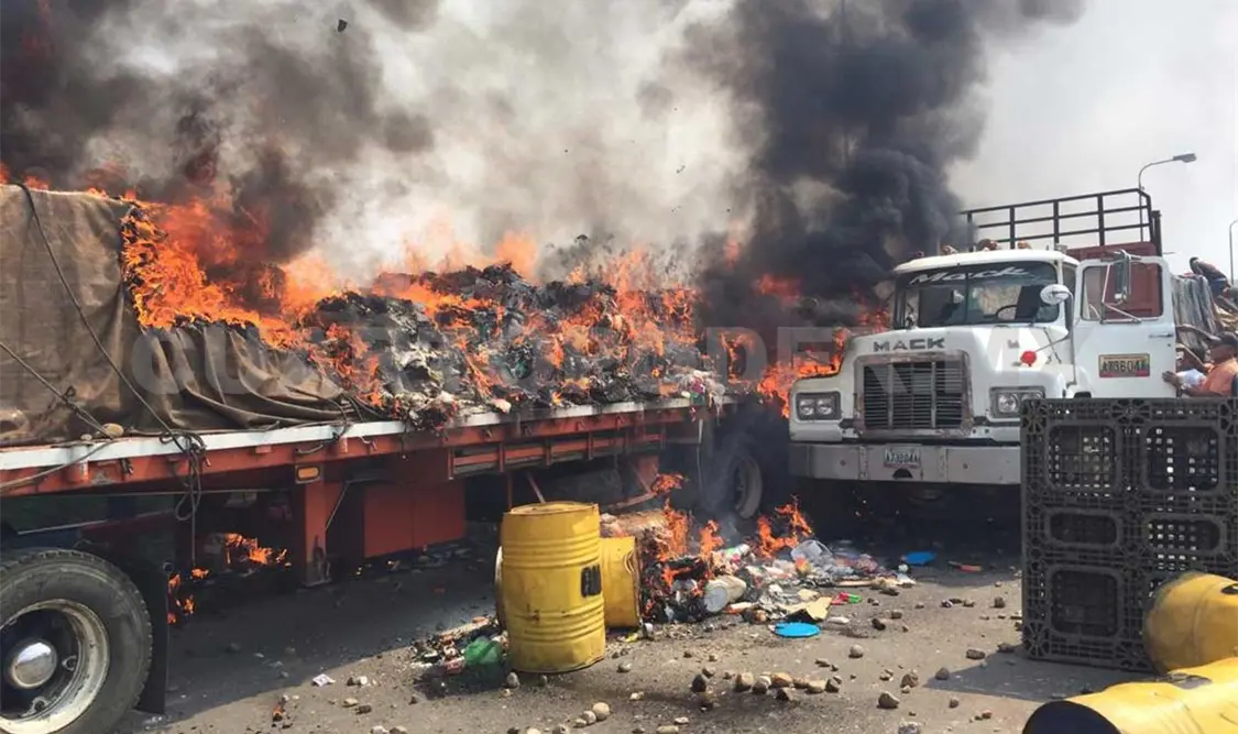 Dos camiones cargados con alimentos y medicinas fueron incendiados en el puente Francisco de Paula Santander. Agencias