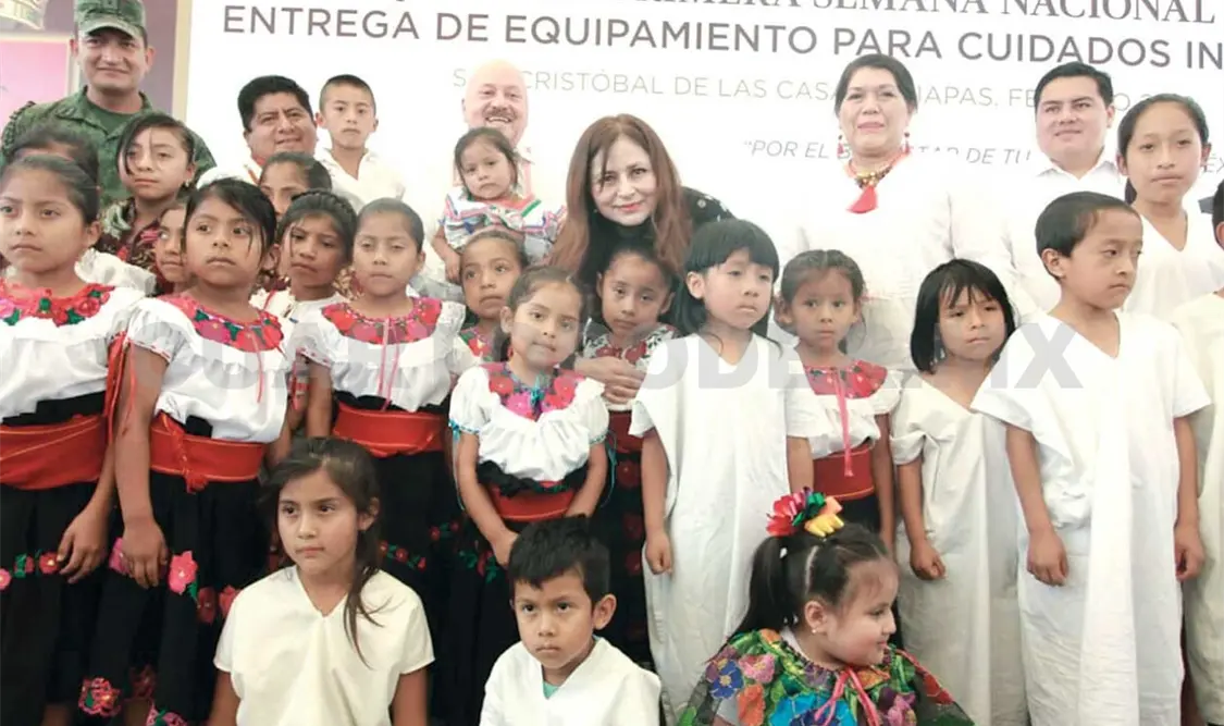 La presidenta del Fideicomiso “Una Mano… una Esperanza”, Rosalinda López Hernández junto con el secretario de Salud, José Manuel Cruz Castellanos. CP