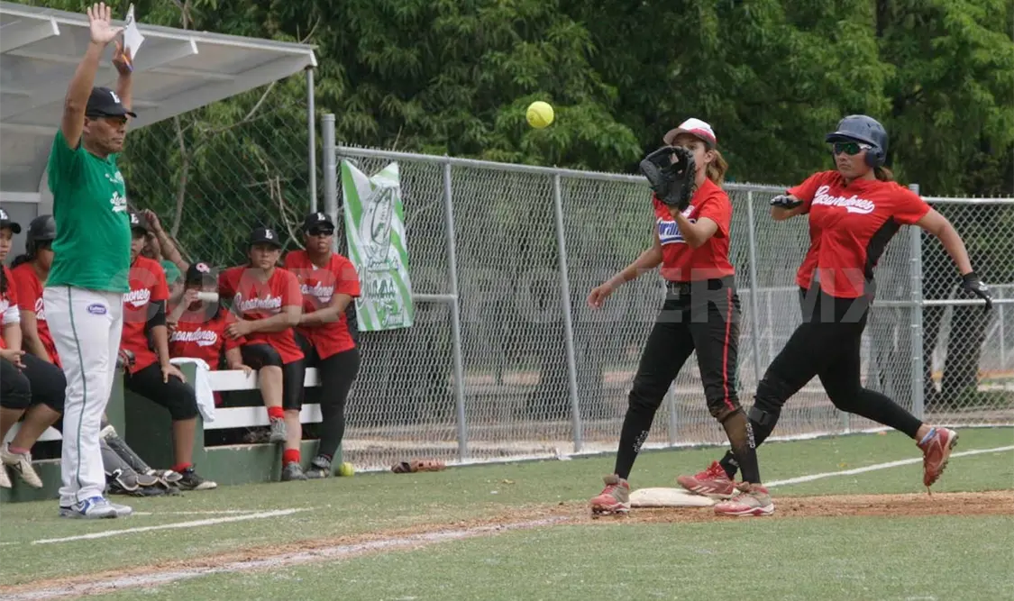 Buscando fortalecer e incrementar los equipos participantes en el Softbol femenil, el número de jugadoras sufrió una modificación. Guillermo Ramos/CP