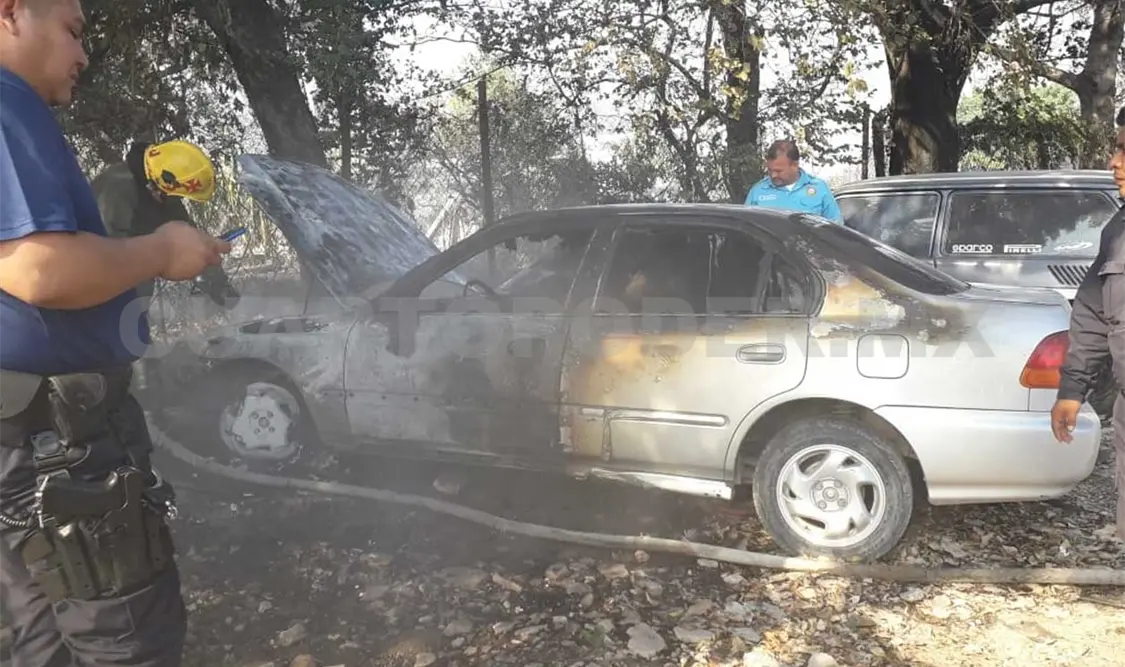 Incendio de pastizal se propaga y calcina tres vehículos