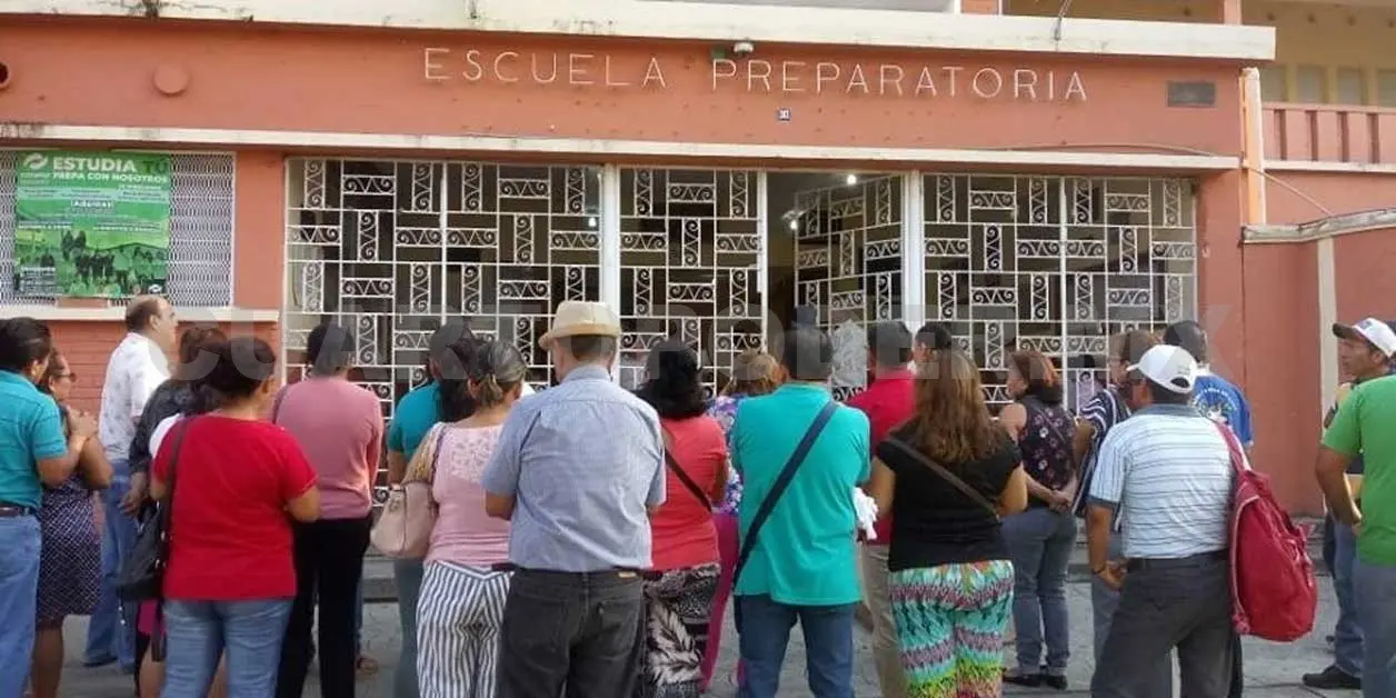 Protestan contra maestro de prepa en Tapachula