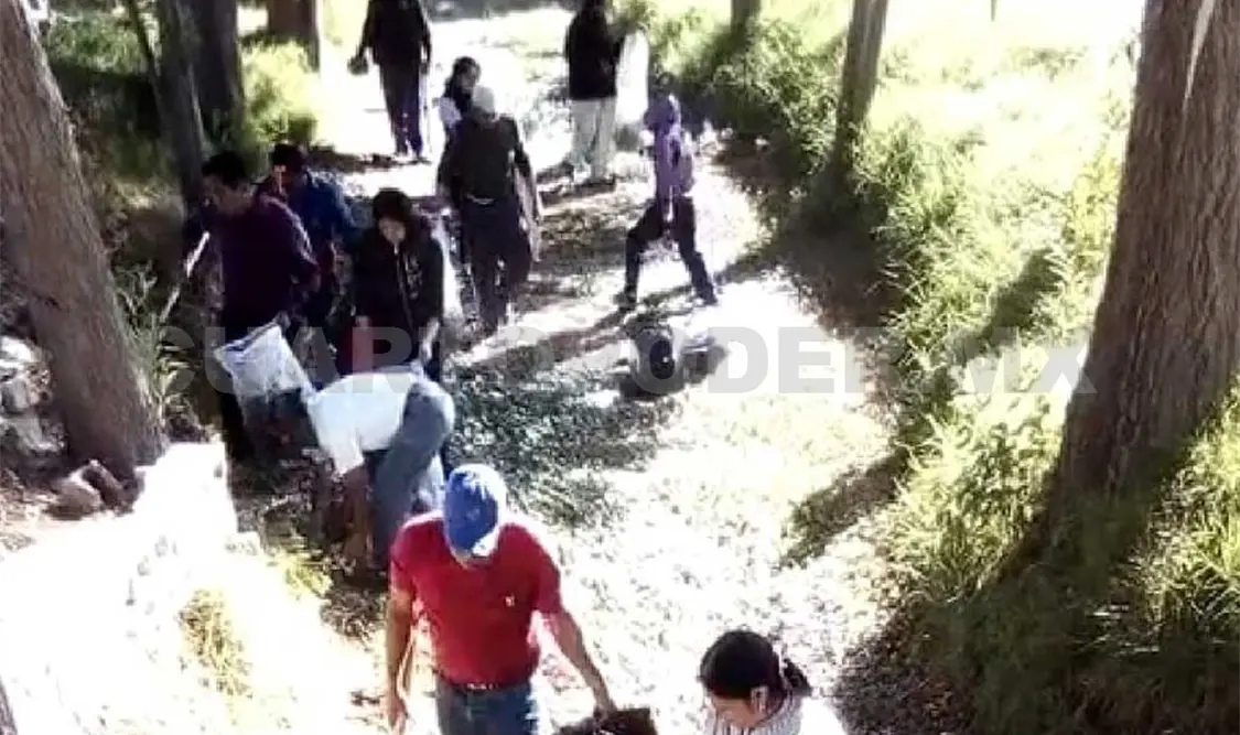 Habitantes realizan acciones de limpieza