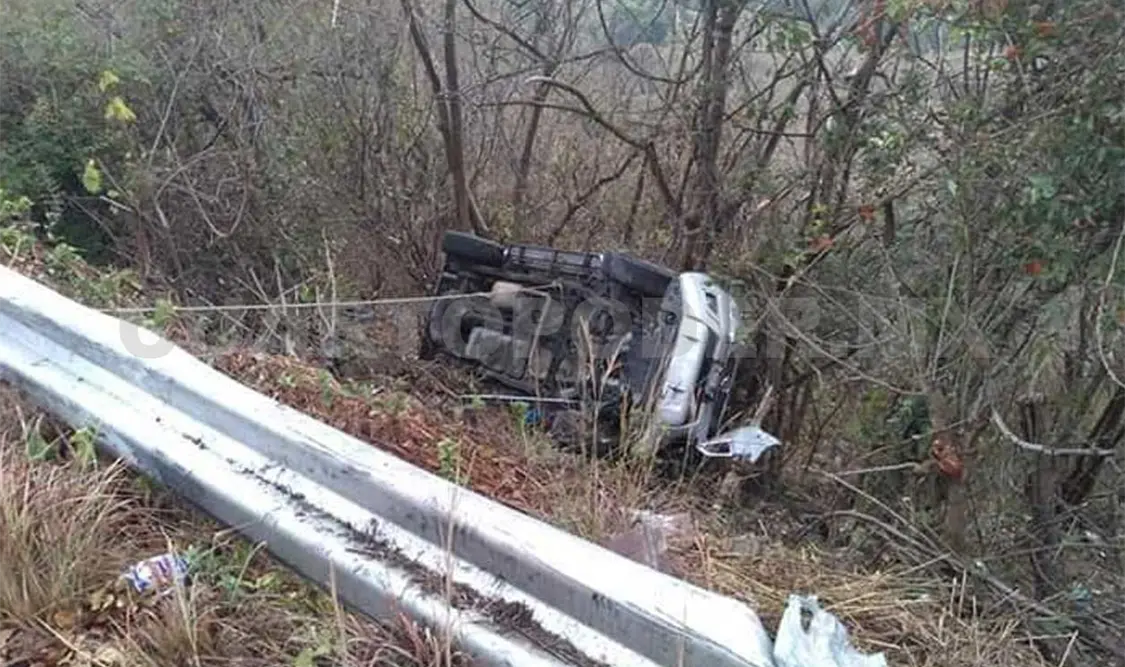 Vuelca camioneta y cae a un barranco