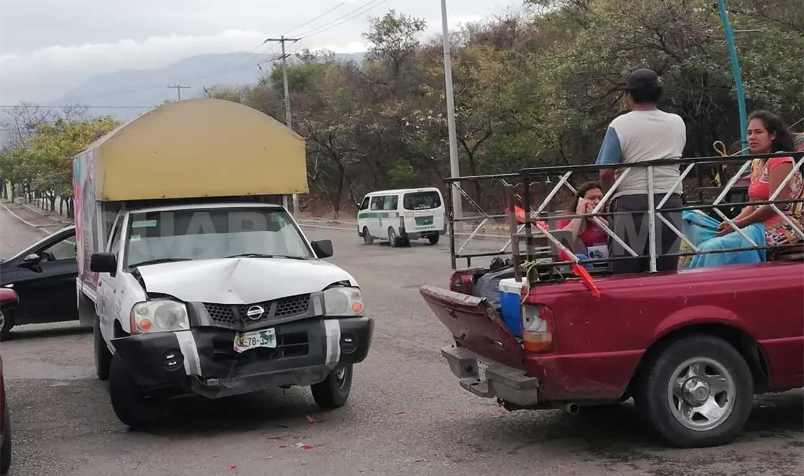 Choque estropea camioneta y viaje familiar en la 9ª Sur