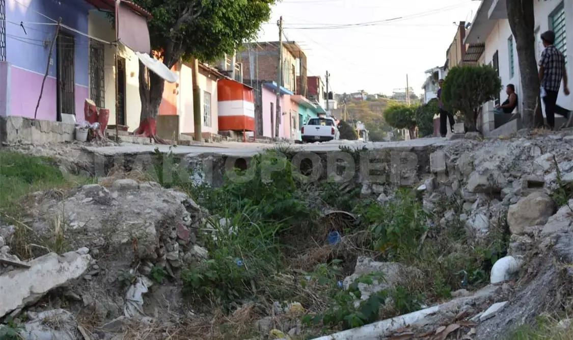 Denuncian falta de atención por drenaje colapsado