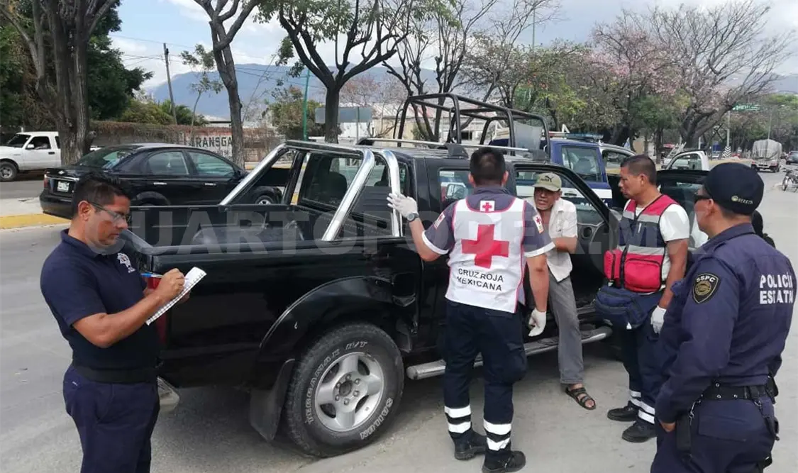 Abuelita atropellada por auto en reversa