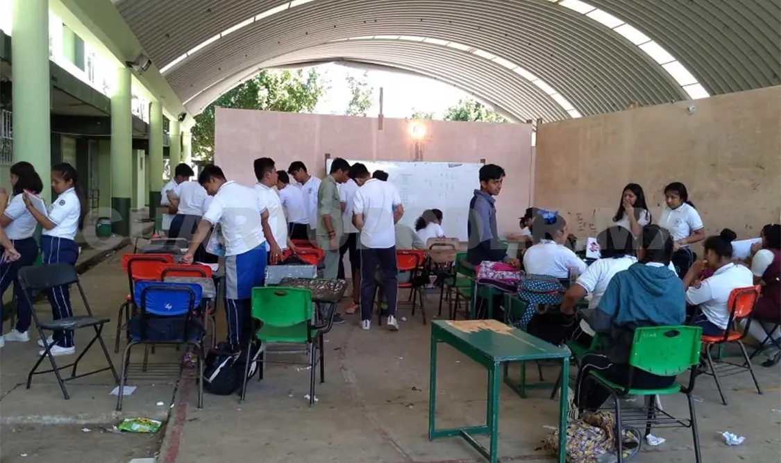 Una parte de la plaza cívica fue utilizada para construir los salones provisionales donde los jóvenes reciben clases. Ramiro López / CP