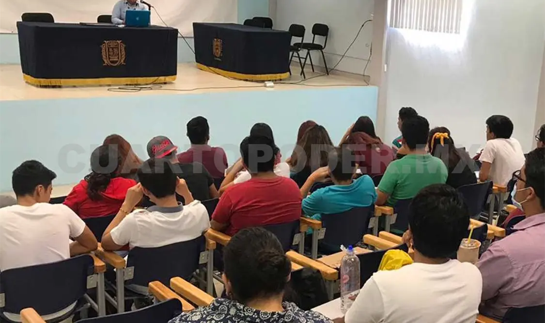 La plática sirvió para que los estudiantes puedan realizar búsquedas de información sobre el tema de su interés. Andrés Domínguez / CP