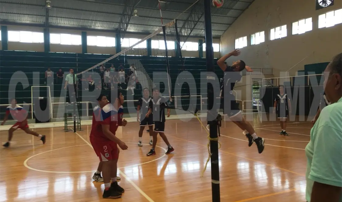 En la varonil, Enlef Tuxtla derrotó a Unach en un duelo muy interesante, con sets de 27-25, 25-14 y 25-20, para asegurar su pase a la siguiente ronda. Adrián Cisneros/CP