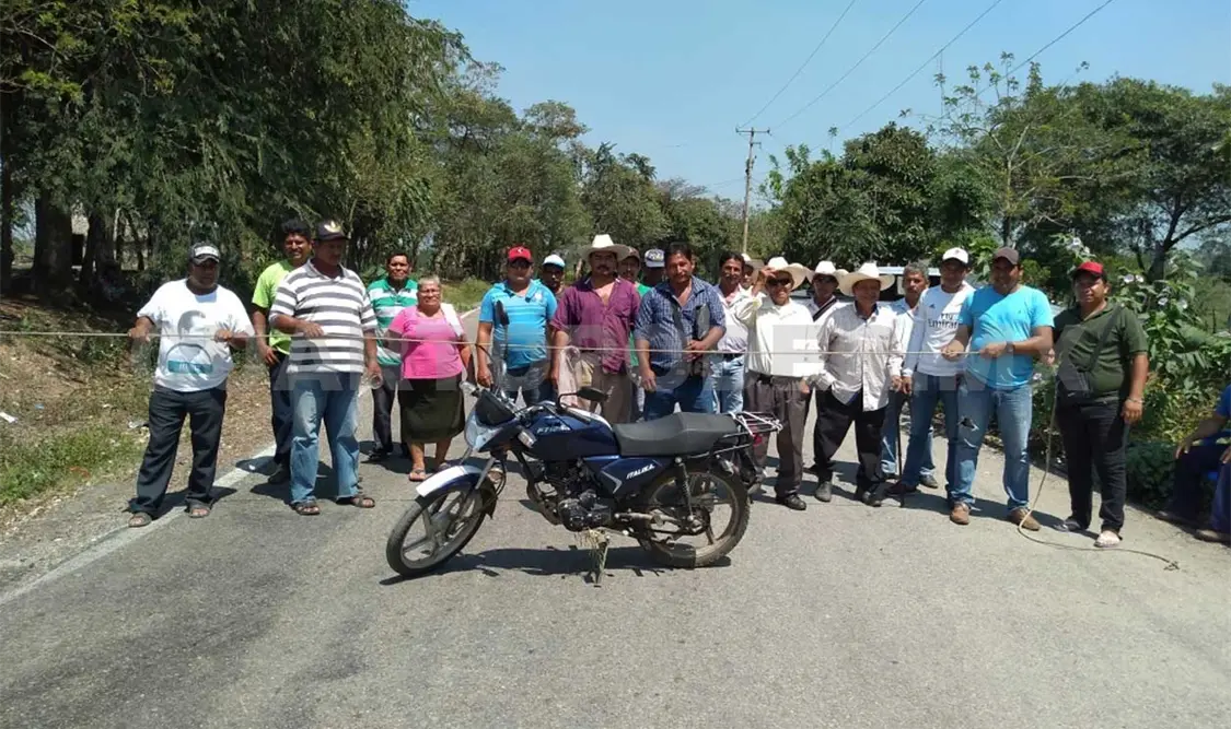 Campesinos bloquean a Pemex por falta de pago