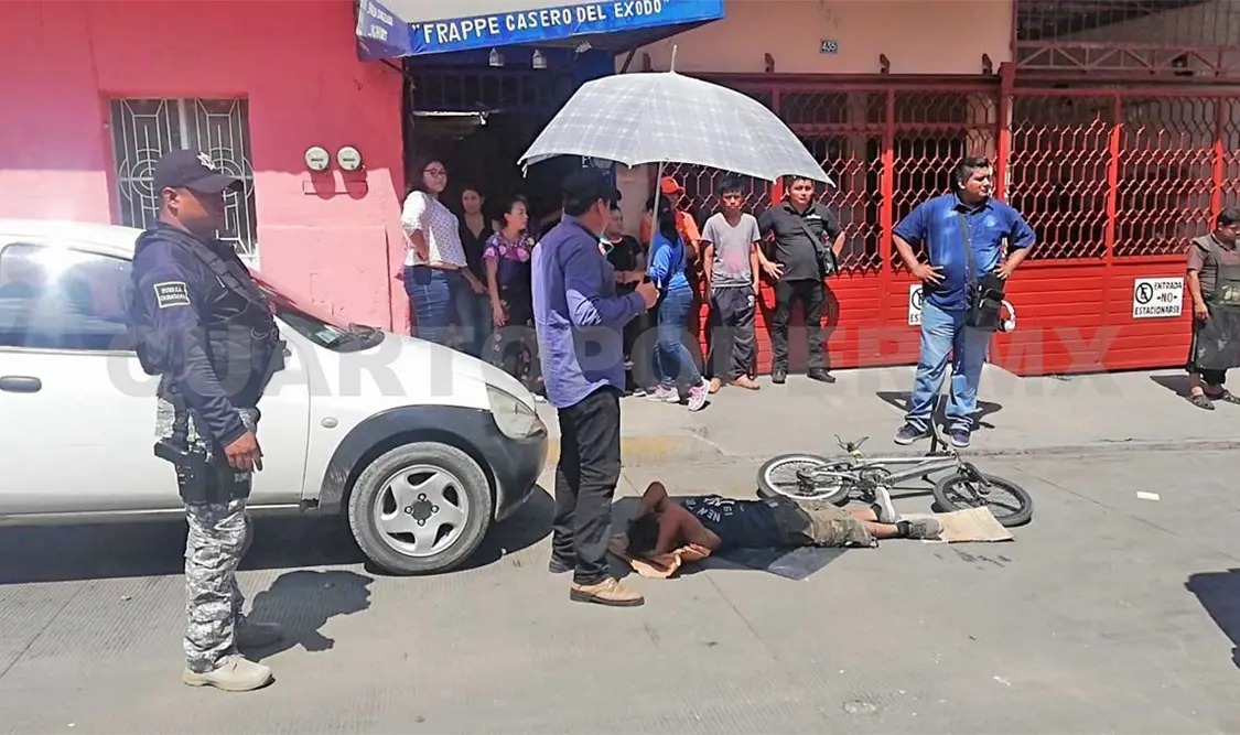 Taxi embiste a ciclista indígena en el Centro