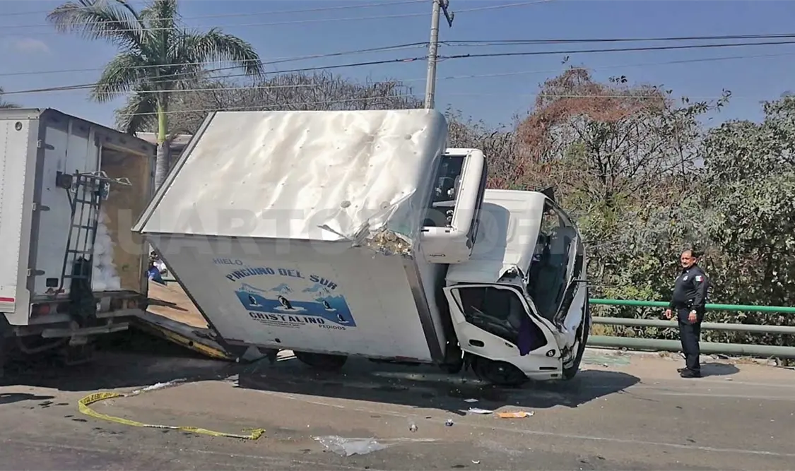 Vuelca camión con hielo en la vía Chiapa de Corzo-Tuxtla