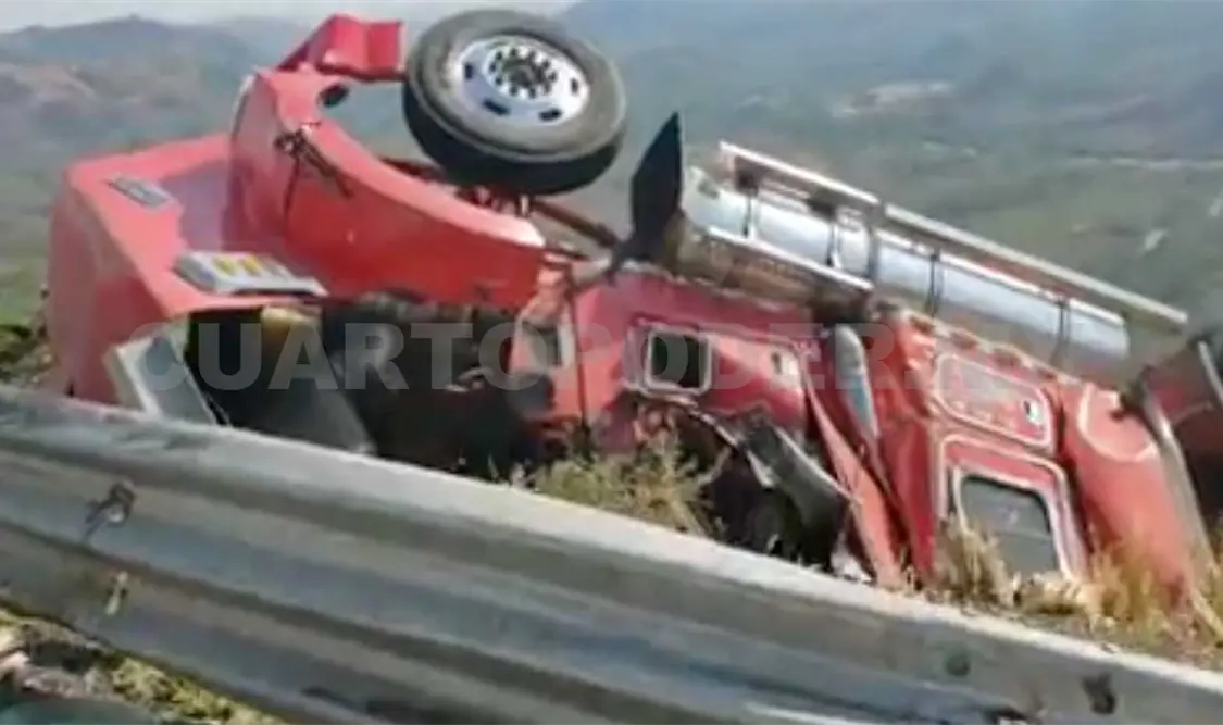 Fallece conductor al volcar tráiler en La Sepultura