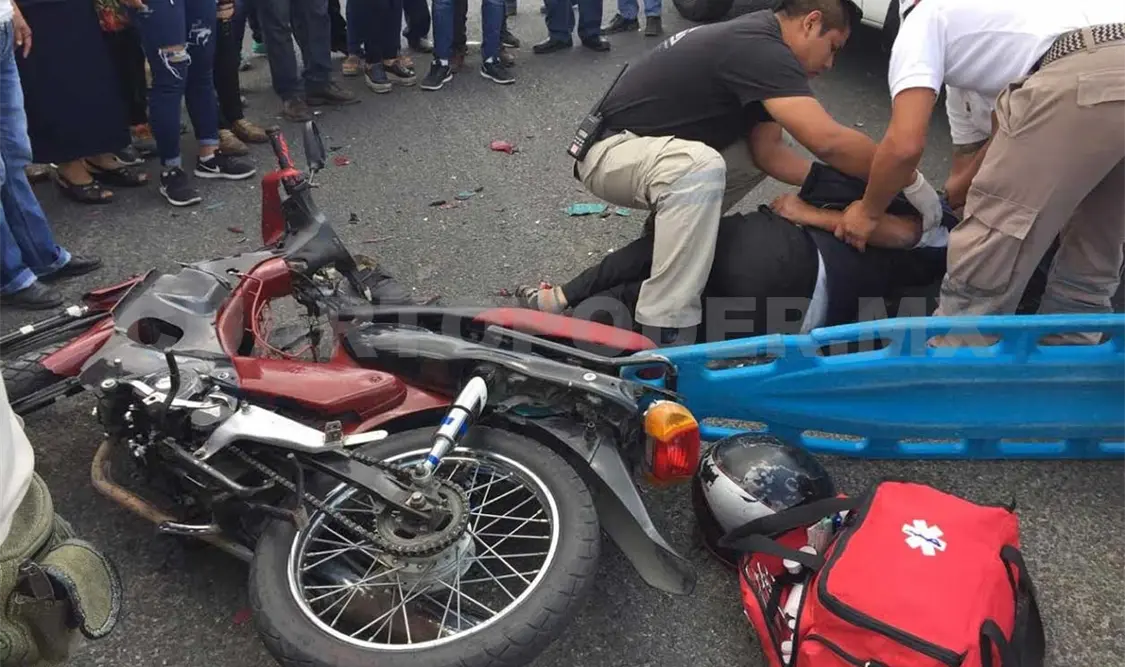 Policía motociclista es embestido por un Jetta