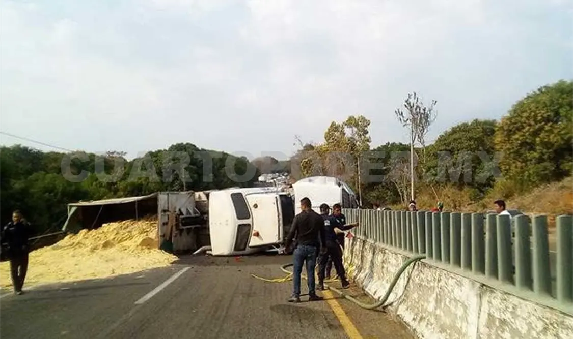 Vuelca camión cargado con toneladas de azúcar