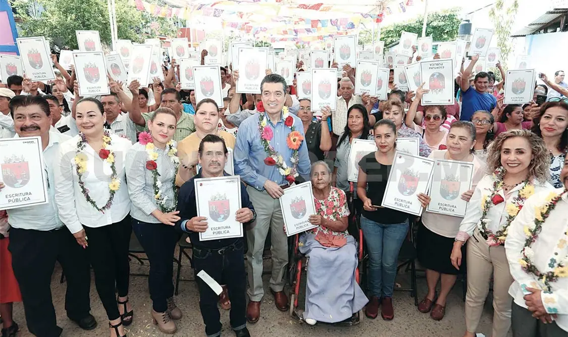 El mandatario entregó escrituras a 265 familias de Villa Comaltitlán. CP