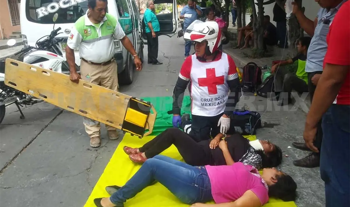 Paramédicos de la Cruz Roja Mexicana y Protección Civil Municipal arribaron para la valoración de las víctimas, siendo trasladados a un nosocomio. Edberg Mayorga / CP