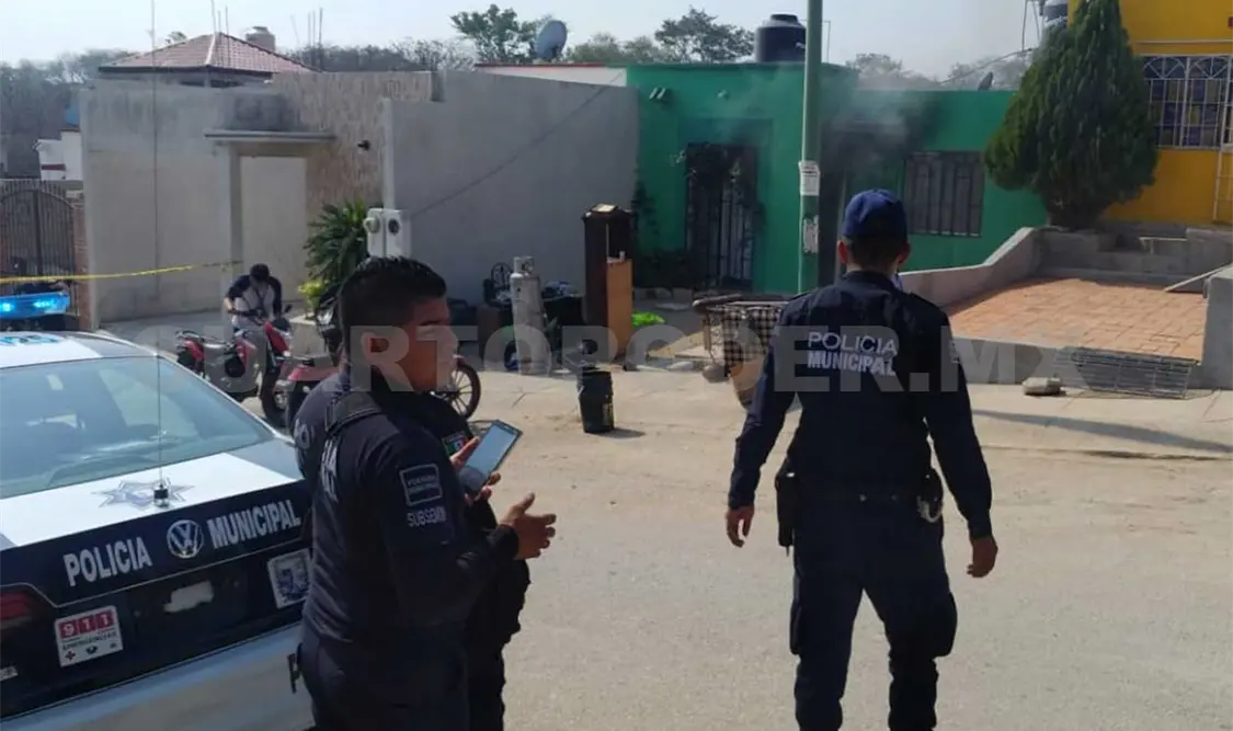 Un presunto corto circuito en el cableado del domicilio provocó que ésta se viera envuelta en llamas, afortunadamente no hubo pérdidas que lamentar. Edberg Mayorga / CP