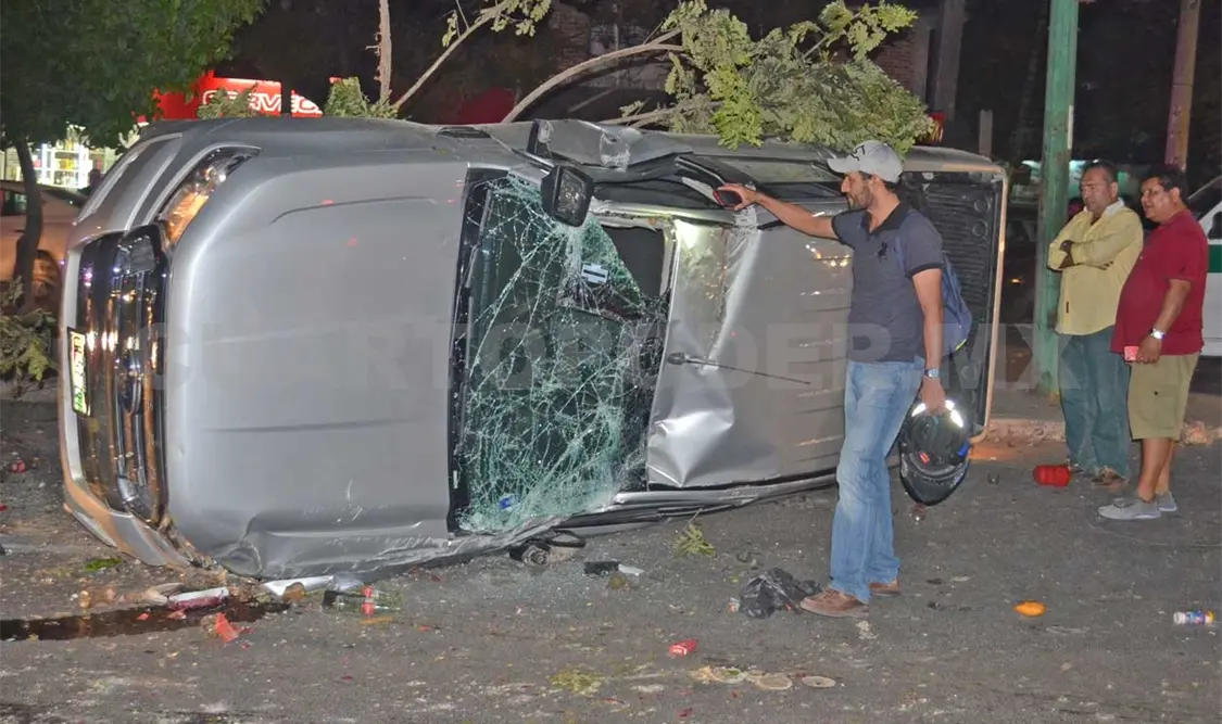 El exceso de velocidad del conductor provocó que impactara contra el camellón central, terminando volcado sobre su lado izquierdo. Edberg Mayorga / CP