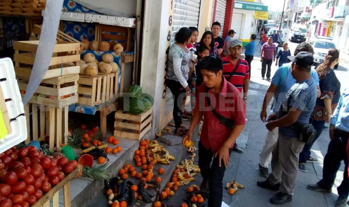Fiscales y policías agreden a locatarios