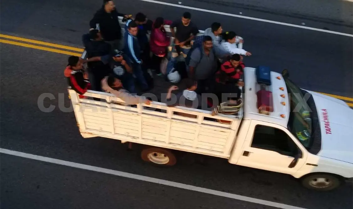 De noche ingresan migrantes por el Suchiate