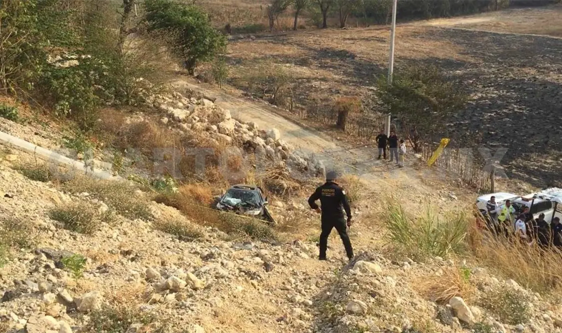 Conductor muere al caer su vehículo a un barranco