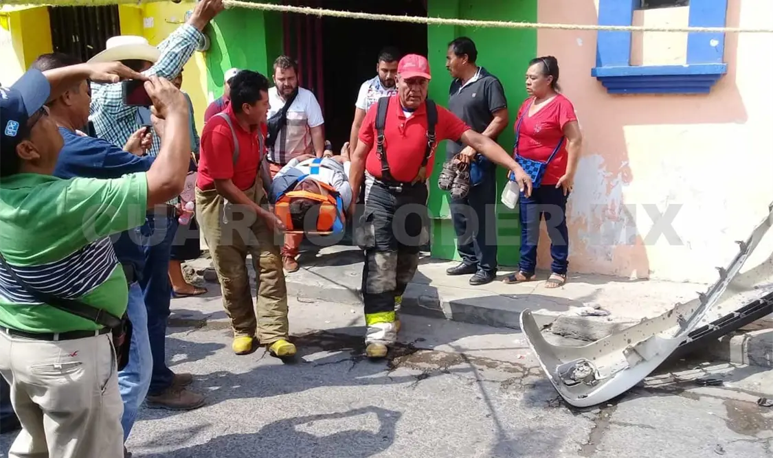 Balean a civil y a policía en asalto; hampones escapan