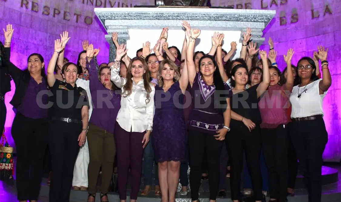 Encienden luces en el marco del Día de la Mujer