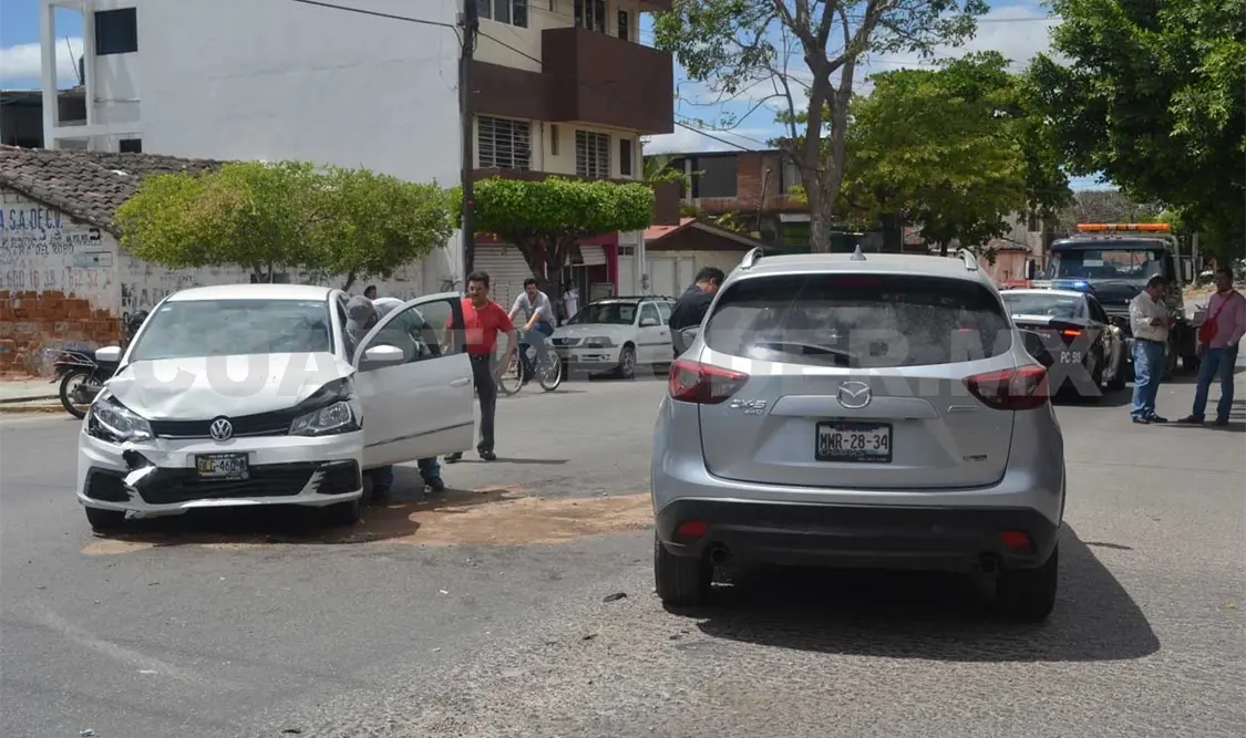 Encontronazo deja a ambos conductores lesionados