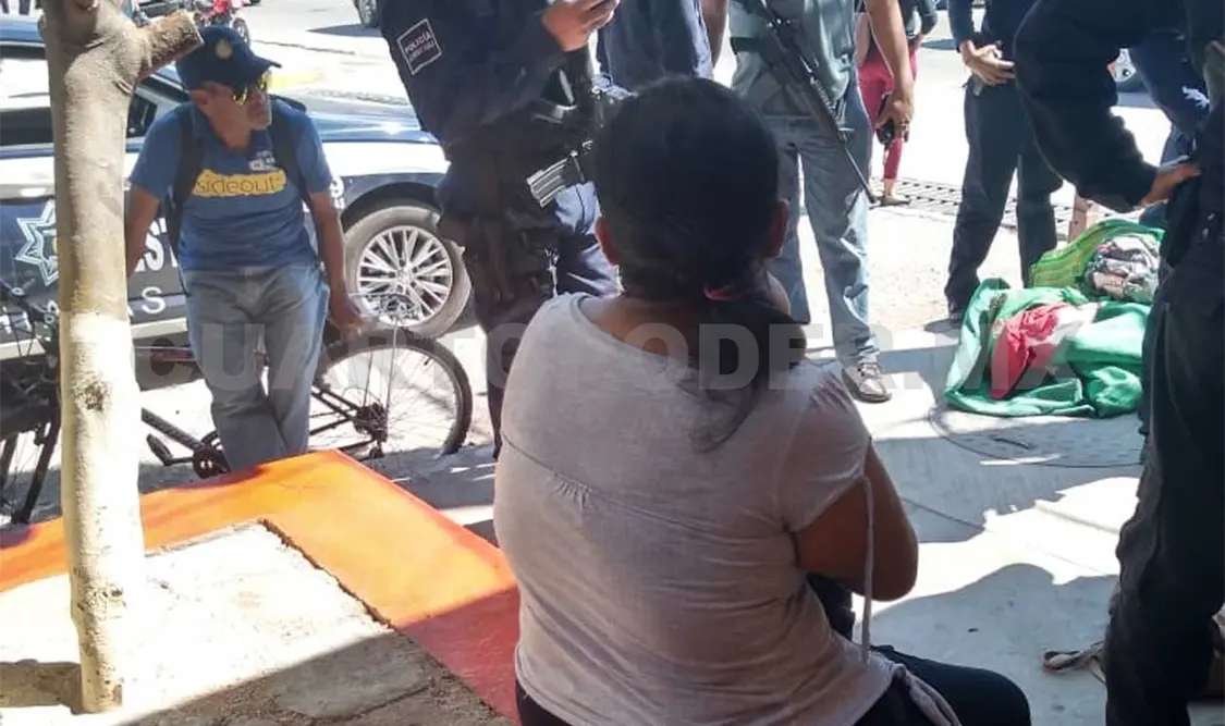 PEP detiene a presunta ladrona de ropa en tienda