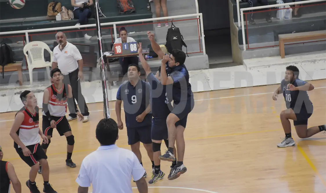La victoria de Aztecas frente a Voleyboys los mantiene en el primer sitio de la tabla general. Guillermo Ramos/CP