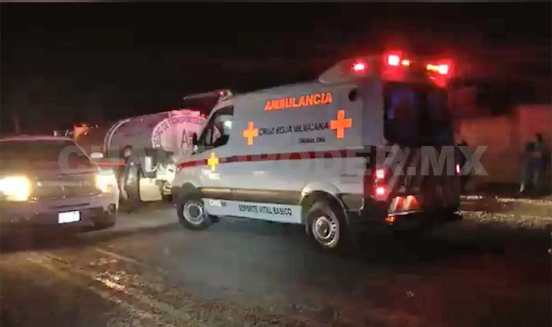 Una ambulancia de la Cruz Roja Mexicana resultó con daños materiales al ser chocado por una motocicleta. CP