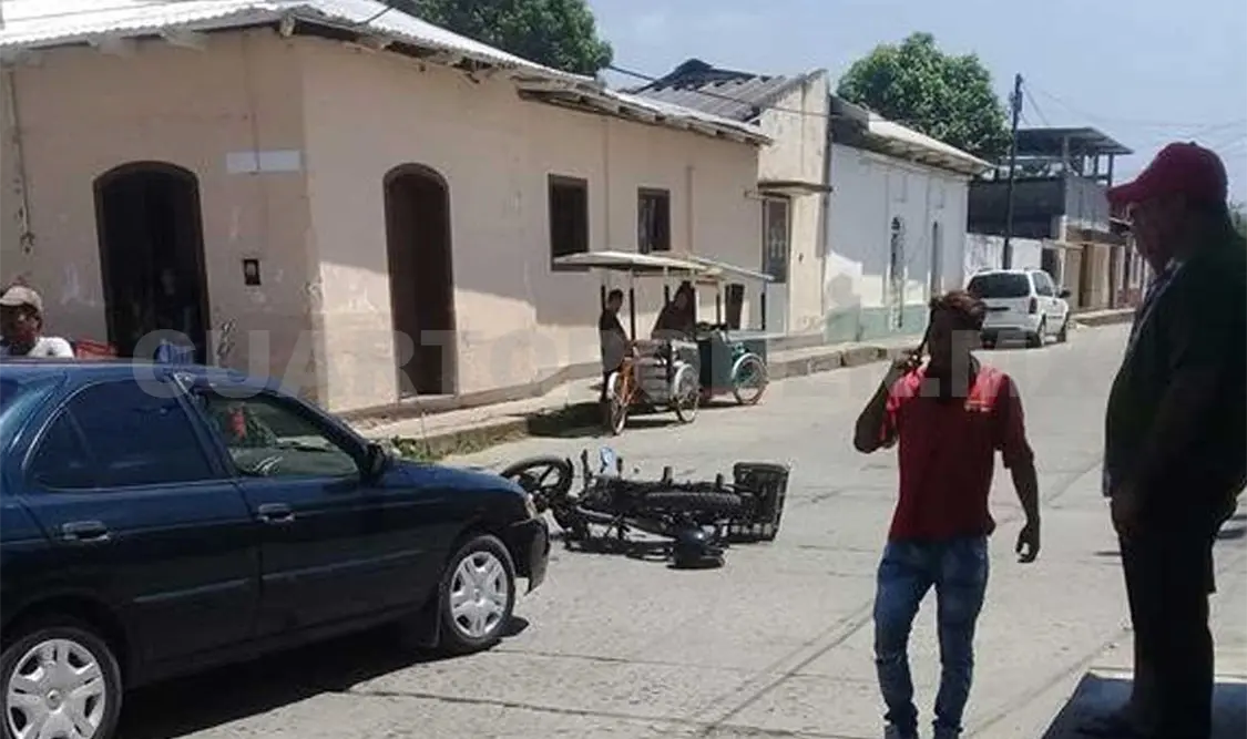 Al parecer el motociclista no respetó la preferencia y fue embestido por un automóvil Nissan tipo Sentra. CP