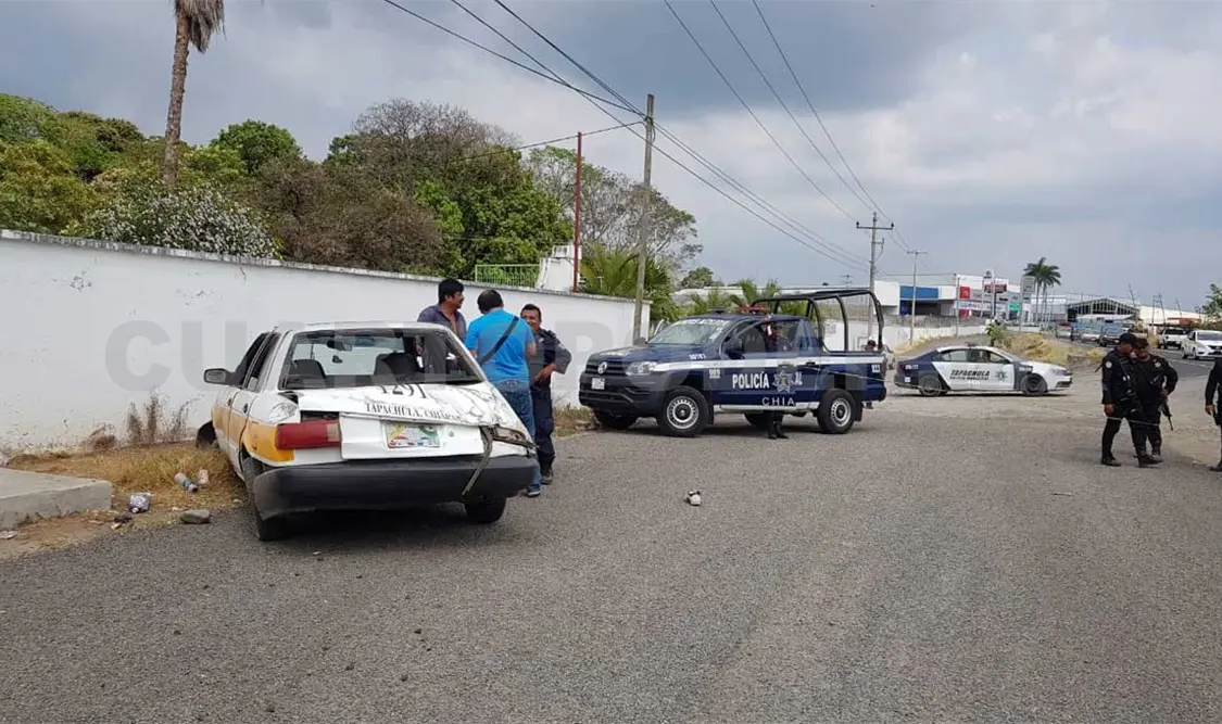 Roban taxi y vuelcan tras ser perseguidos