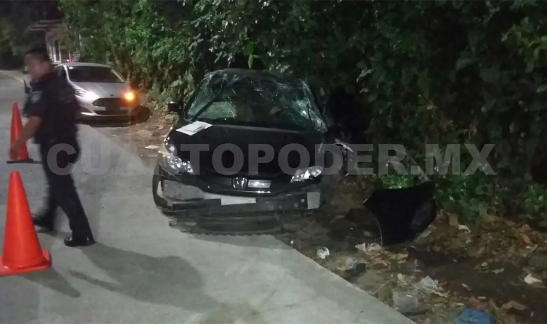 Honda choca contra poste de luz