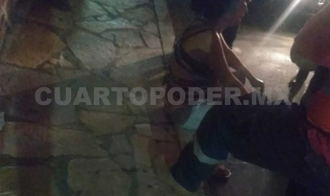 Dejan a mujer golpeada tirada en la banqueta