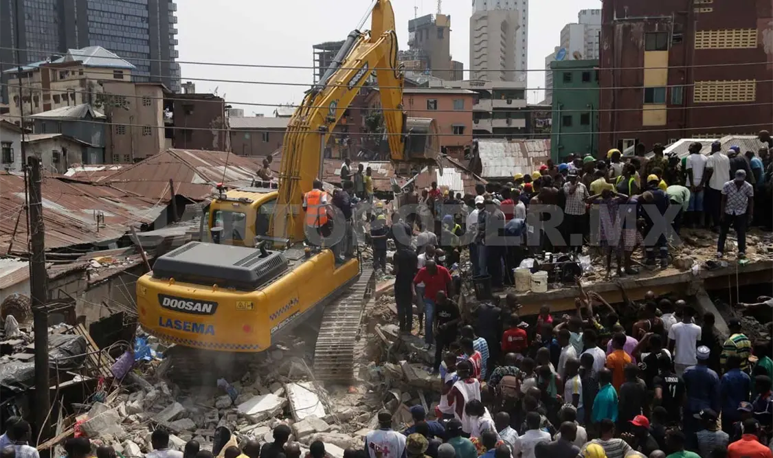 Se derrumba primaria; hay unos 100 niños atrapados