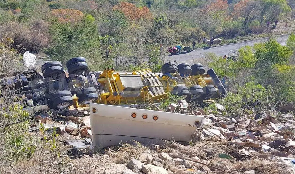 Vuelca tráiler con 30 toneladas de huevos