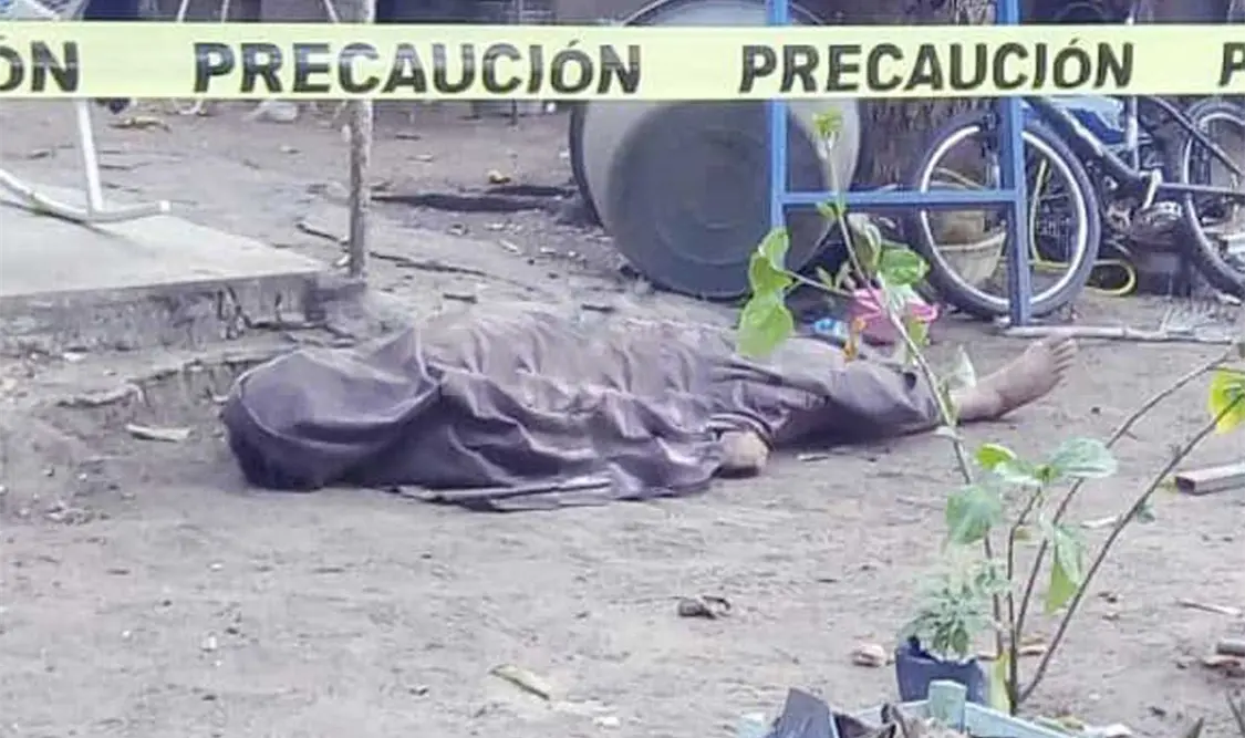 Sujeto se ahorcó de un árbol de mango
