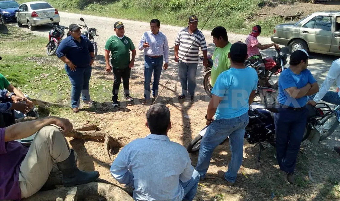 Con bloqueos, campesinos doblegan a Pemex