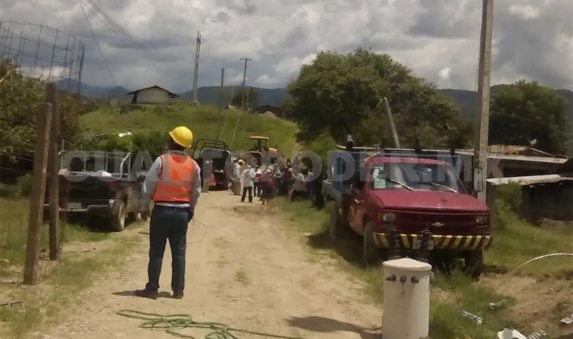 Habitantes retienen a trabajadores de la CFE