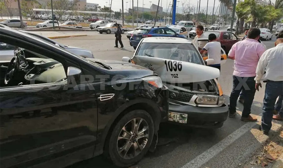 Mujer se pasa el alto e impacta a un taxi