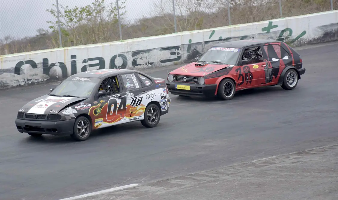 Autos de diferente potencia, 1.8 y 2.0, compartieron pista para iniciar su carrera en sus respectivas categorías. Guillermo Ramos / CP